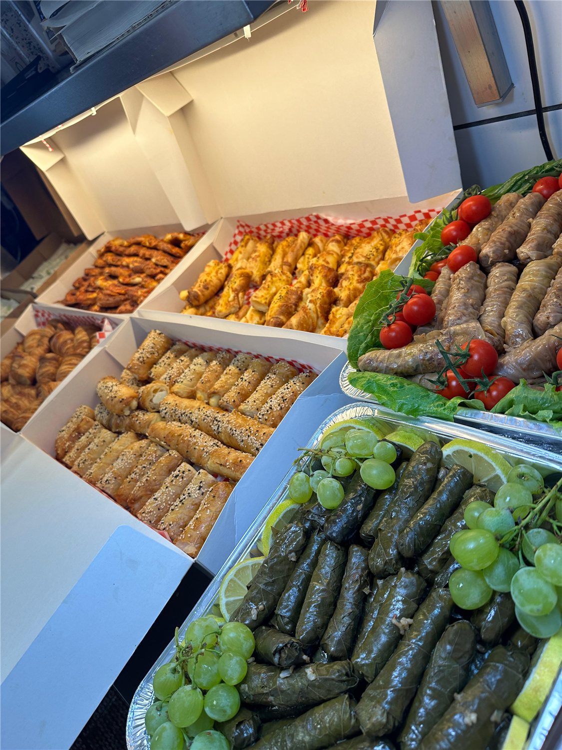 Unsere Fingerfood-Auswahl mit belegten Häppchen und Gemüse
